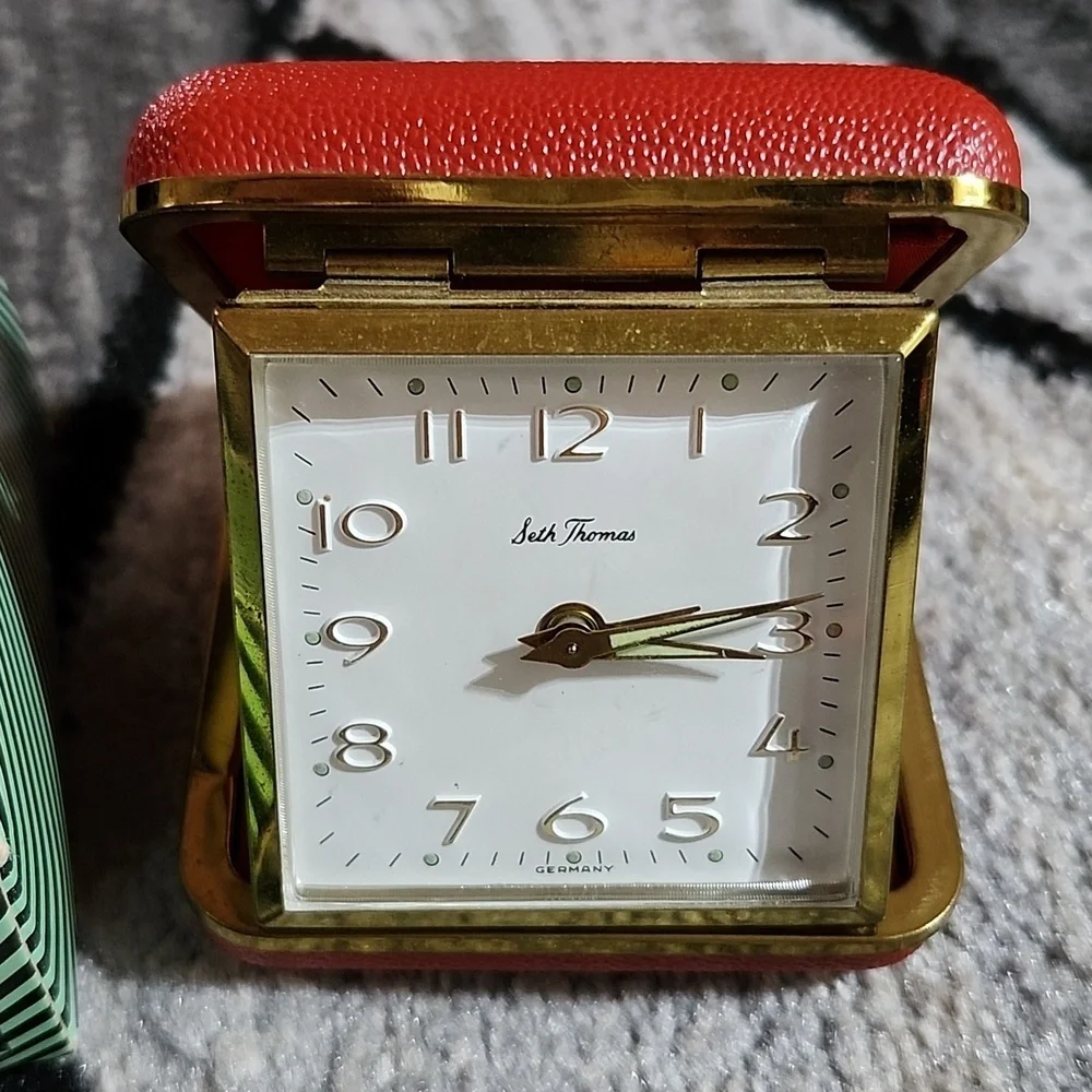 1980'S VINTAGE SETH THOMAS WIND-UP TRAVEL ALARM CLOCK RED CASE NO.3801